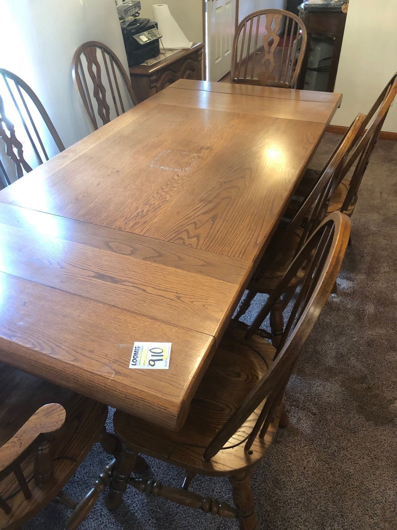 BEAUTIFUL BROYHILL OAK DINING TABLE WITH 8 SPINDLE BACK CHAIRS