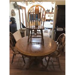 BEAUTIFUL OAK CLAW FOOT ROUND DINING TABLE WITH 4 SPINDLE BACK CHAIRS