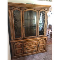 BEAUTIFUL BROYHILL OAK 2 PIECE BUFFET/HUTCH