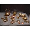 Image 1 : COLLECTION OF BRASS AND COPPER MINIATURE KITCHEN COLLECTIBLES INCLUDING BARRELS, TEAPOTS, CAULDRONS,
