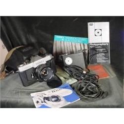 COLLECTION OF VINTAGE CAMERA EQUIPMENT INCLUDING A YASHICA TL-ELECTRO CAMERA WITH CASE, CORDS, LIGHT