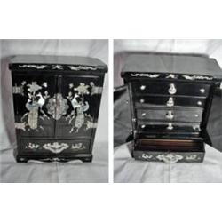 BLACK LACQUER CHINESE JEWELRY BOX IN A PEACOCK IN