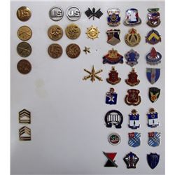 US ARMY UNIT CRESTS AND LAPEL INSIGNIA.