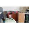 Image 2 : HAT BOX AND LUGGAGE