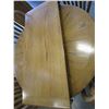 Image 2 : ROUND OAK DINING TABLE W/ LEAF AND 4 CHAIRS