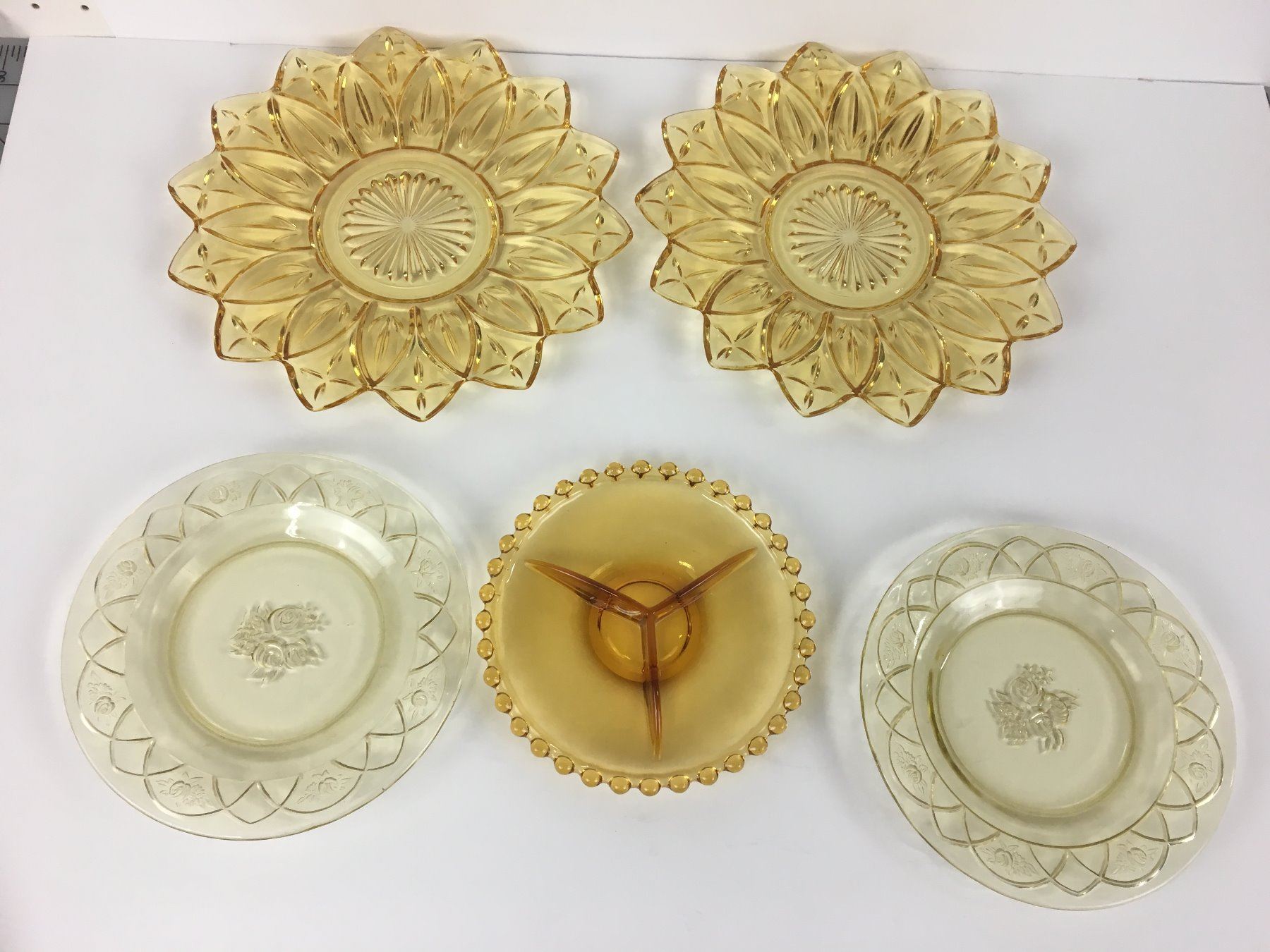 LOT OF SMALL GLASS SAUCERS (DECORATIVE SAUCERS) *NICE COLOR*