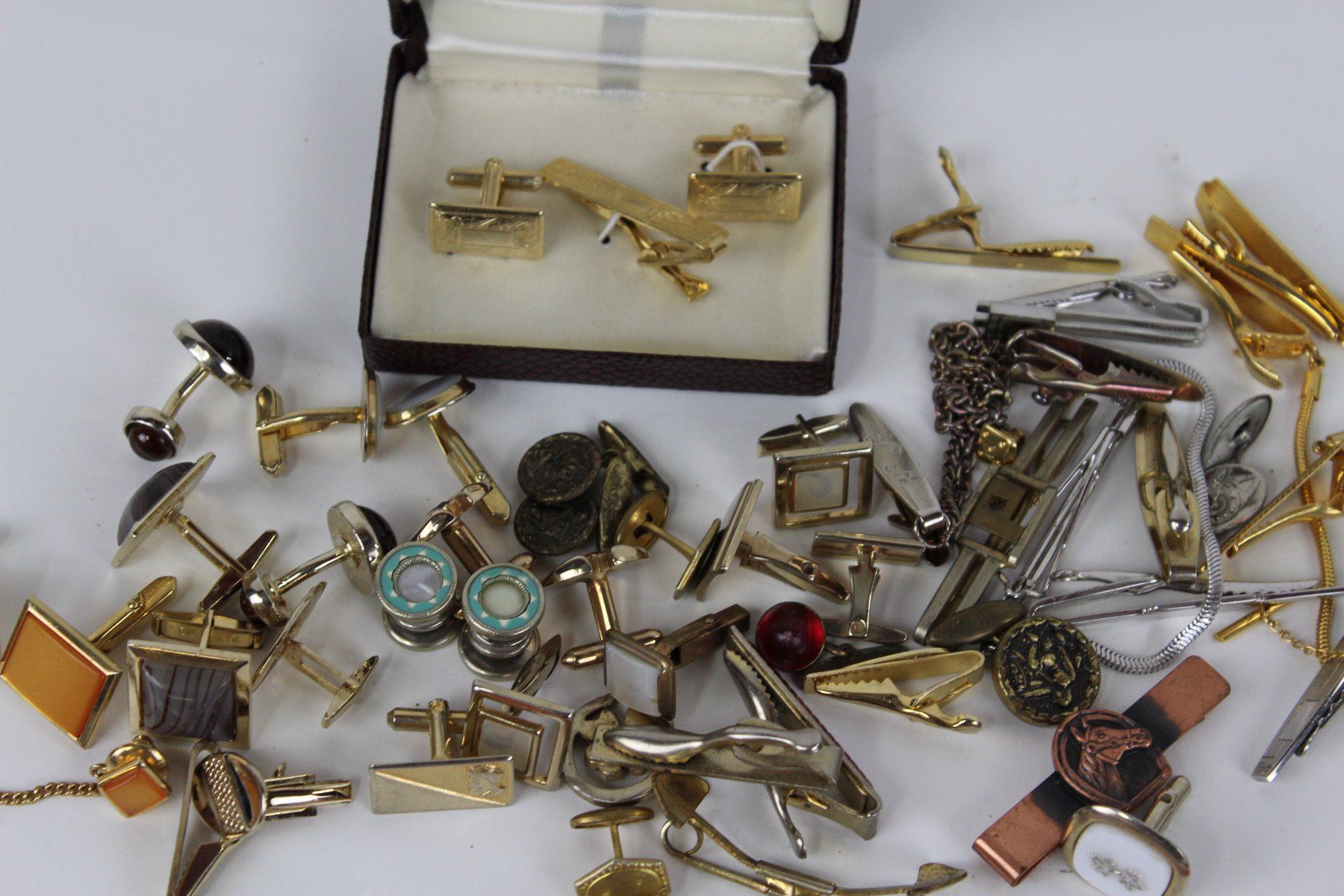 LARGE LOT OF TIE CLIPS & CUFF LINKS (VINTAGE)