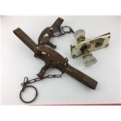 LOT OF 2 SMALL LEG HOLD TRAPS & DOOR KNOB