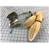 Image 3 : LOT OF SHOE STRETCHERS (2 PAIRS)