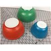 Image 3 : LOT OF 3 MIXING BOWLS (PYREX)
