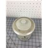 Image 2 : 1/4 GALLON CROCK WITH LID (MEDALTA)