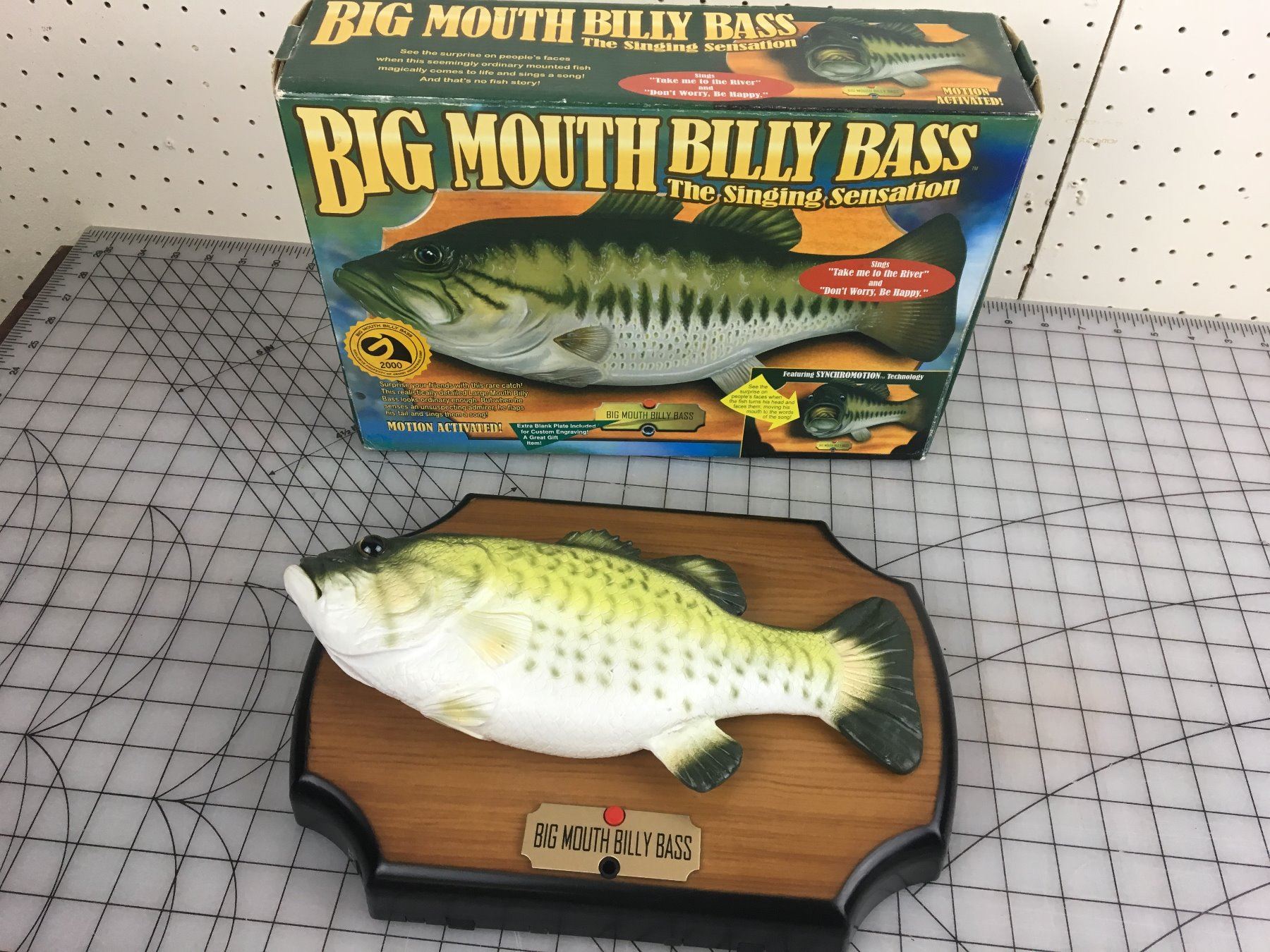 BIG MOUTH BILLY BASS SINGING FISH W/BOX - Schmalz Auctions