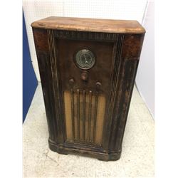 FLOOR RADIO (ANTIQUE)
