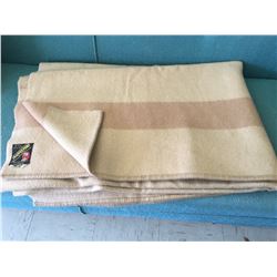 WOOL BLANKET (EATONS TRAPPER POINT) * EXCELLENT CONDITION *