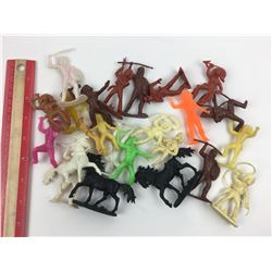 LOT OF COWBOYS & INDIANS TOYS (VINTAGE PLASTIC)