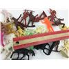 Image 5 : LOT OF COWBOYS & INDIANS TOYS (VINTAGE PLASTIC)