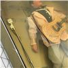 Image 4 : ELVIS FIGURINE IN BOX (PACKAGE HAS DAMAGE)