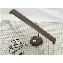 VINTAGE DESK LAMP * WORKING *