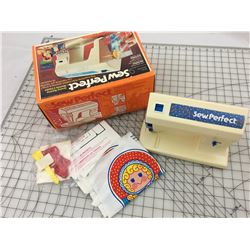 VINTAGE MATTEL SEW PERFECT KIDS SEWING MACHINE TOY