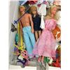 Image 2 : VINTAGE BARBIE FASHION DOLL TRUNK CASE WITH CONTENTS