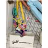 Image 5 : VINTAGE BARBIE FASHION DOLL TRUNK CASE WITH CONTENTS