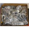 Image 1 : FLAT OF ASSORTED HARDWARE