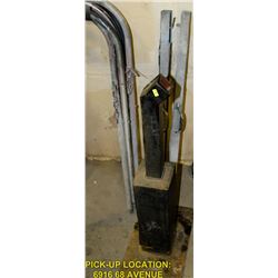 PAIR OR METAL SAWHORSES & ROD OVEN