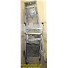 Image 1 : LOT OF 2 STEP LADDERS
