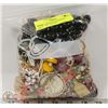 Image 1 : OVER 1KG BAG OF UNSORTED JEWELRY, ESTATE
