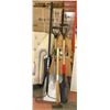 Image 1 : LOT OF 2 SHOVELS, A RAKE AND SLEDGEHAMMER