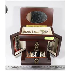 JEWELLERY BOX WITH CONTENTS.