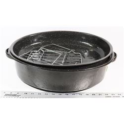 ROASTER WITH LID AND ACCESSORIES.