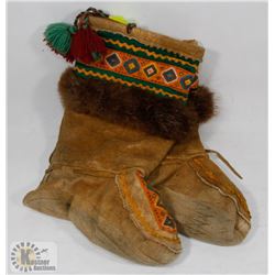 AUTHENTIC VINTAGE HAND MADE FIRST NATIONS MUKLUKS.