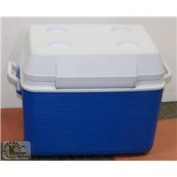 BLUE & WHITE RUBBERMAID 195 L COOLER -