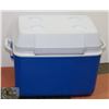 Image 1 : BLUE & WHITE RUBBERMAID 195 L COOLER -