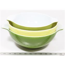 BOX WITH 2 GREEN, 1 YELLOW FIRE KING BOWLS