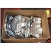 Image 1 : 9 CAKE MOLDS IN A BOX