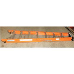 8' ORANGE ALUMINUM AND FIBREGLASS LADDER
