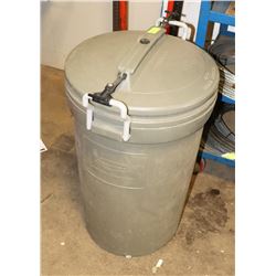 RUBBERMAID ANIMAL STOPPER GARBAGE CAN