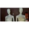 Image 2 : 2 MANNEQUINS ON STAND
