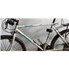Image 2 : WHITE RALEIGH BIKE