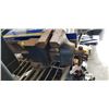 Image 2 : VINTAGE BLUE VISE/ANVIL