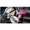 Image 3 : 2 PAIRS HIGH END SPARRING GLOVES:VENUM AND ARAHI W/KICKPAD