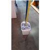 Image 2 : 2 MOP HANDLES AND 5 MOPS