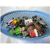 Image 2 : SMALL BLUE BASKET W/ 70s HOTWHEELS