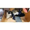 Image 1 : VINTAGE GLOVES AND PURSES