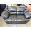 Image 2 : BLACK LEATHER LOVE SEAT