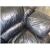 Image 3 : BLACK LEATHER LOVE SEAT
