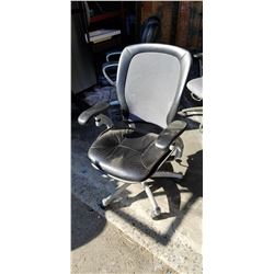 ROLLING OFFICE CHAIR