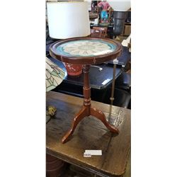 SMALL CIRCULAR TABLE W/ DOILYY